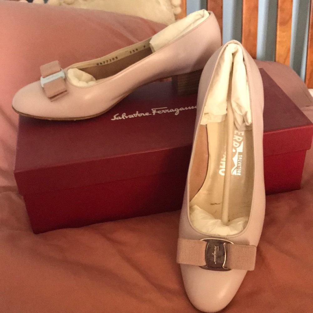 Ferragamo Vara pumps SZ 7C in orchid.